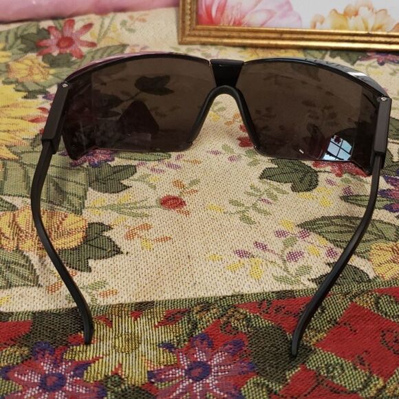 UNISEX Oversized Sunglasses With side shields Black NWT - Picture 2 of 4